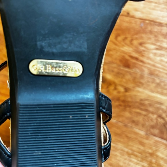 GH Bass  & Co black strappy flat sandals . - Picture 3 of 13